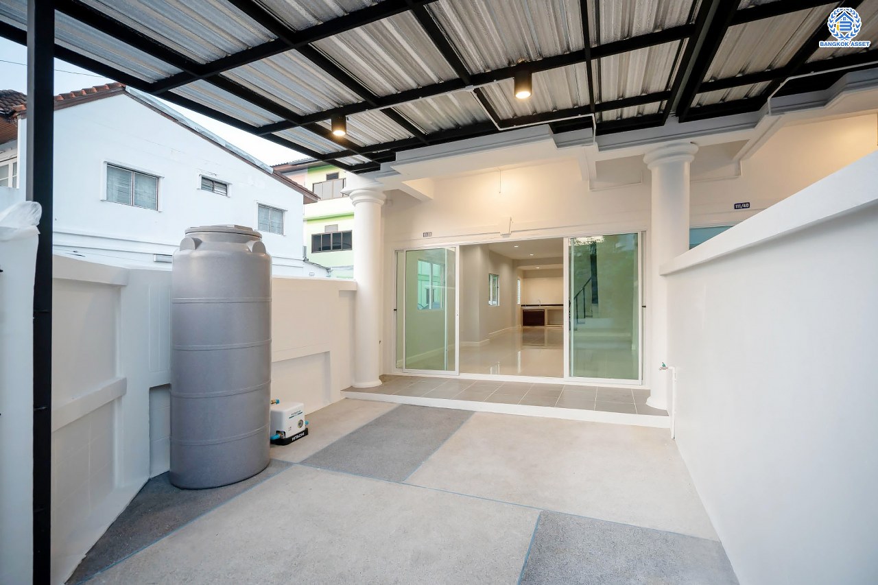 บ้านมือสองตกแต่งใหม่ โครงการ บ้านดุลิยานนท์ ติวานนท์ ทาวน์เฮ้าส์พร้อมอยู่ หลังมุม ราคาสุดคุ้ม! เนื้อที่ 16 ตร.ว. ฟังก์ชัน 2 ห้องนอน 2 ห้องน้ำ 1 ที่จอดรถ บนทำเลเชื่อมต่อเมือง ใกล้รถไฟฟ้าสายสีชมพู "สถานีสามัคคี" และจุดขึ้นทางด่วน "งามวงศ์วาน"